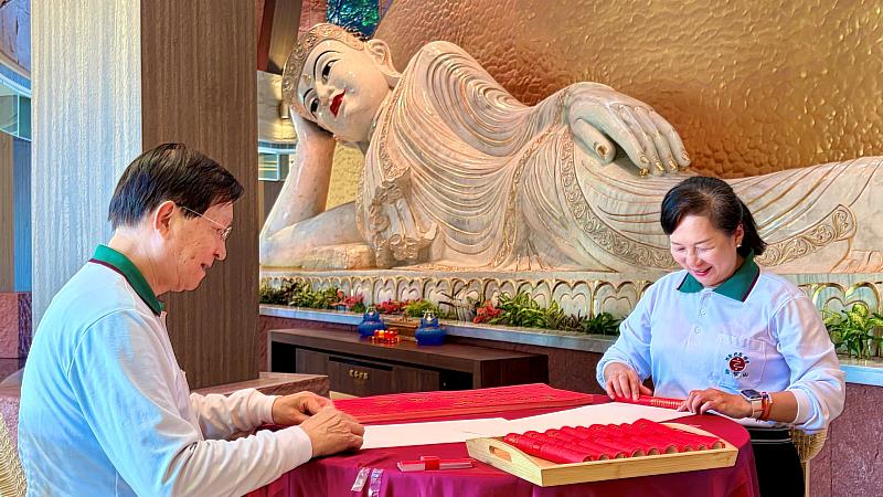 靈鷲山志工捲春聯。（圖由靈鷲山佛教教團提供）