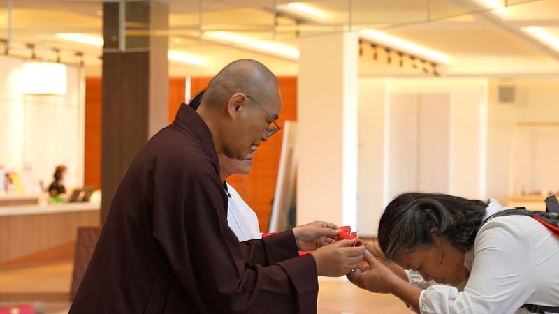 靈鷲山歡迎民眾至各地講堂索取馬年春聯。（圖由靈鷲山佛教教團提供）