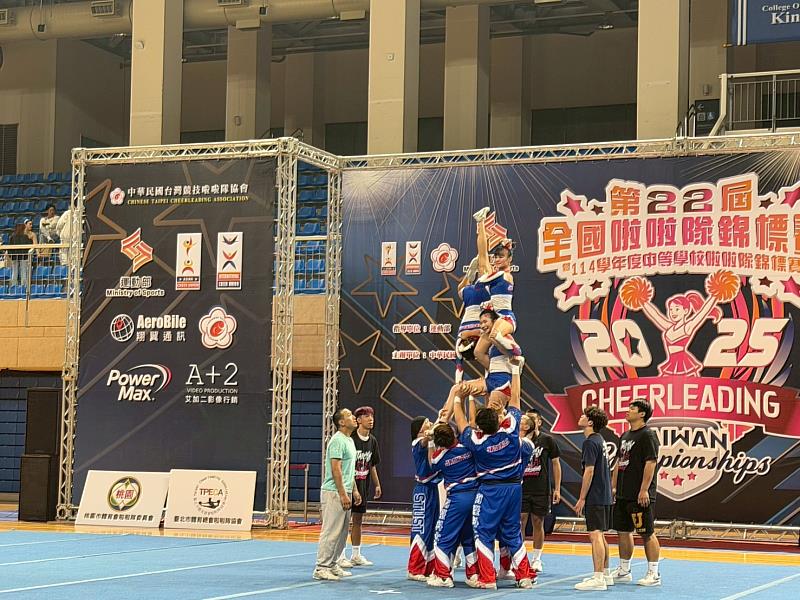 南臺科大競技啦啦隊於「金字塔公開組」競賽末段，精準展現氣勢磅礴的結尾（Ending）金字塔技巧，為短短一分鐘的精彩流程畫下完美句點。