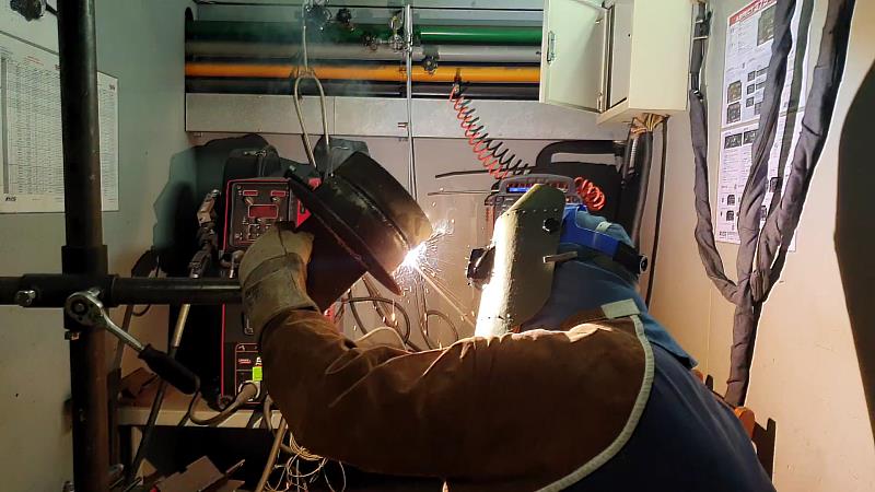 阿光參加勞動部北分署基隆職業訓練場的銲接課程，逐步累積技術，成功踏入銲接領域。