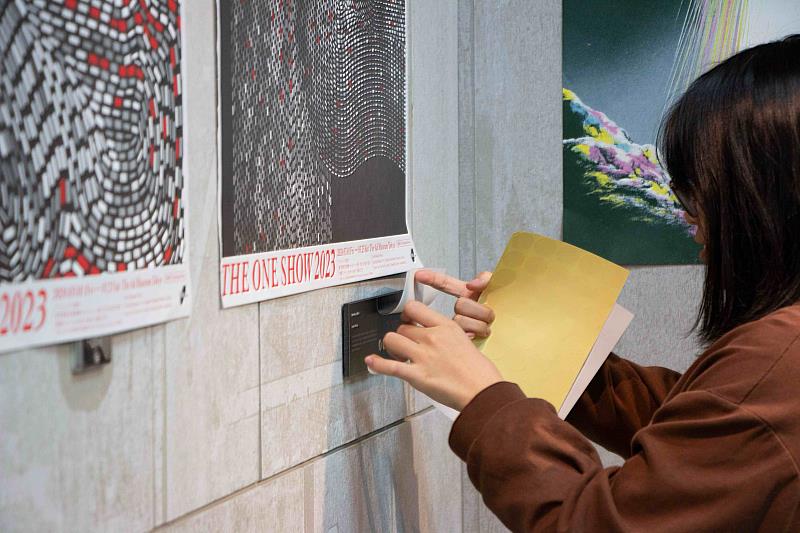 每位來賓都能獲得一張特別設計的評審邀請卡及評分貼紙，觀眾可依自身文化背景、價值觀與世界觀對作品進行評選。