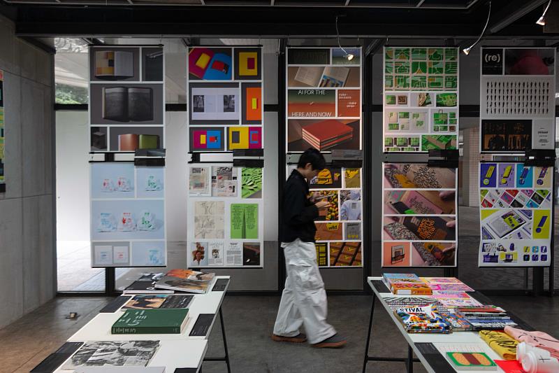 展場動線也依照專業評審的評分流程規劃，讓觀眾能循序體會專業評審在決策時所經歷的比較、思考與選擇的過程，使整個展覽成為一個以觀看、討論為核心的互動場域。