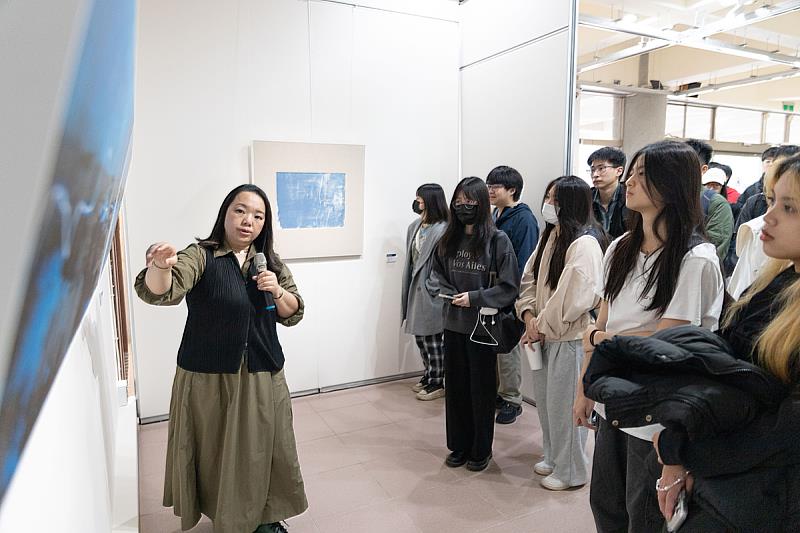 藝術家張若綺為現場觀賞者解說。