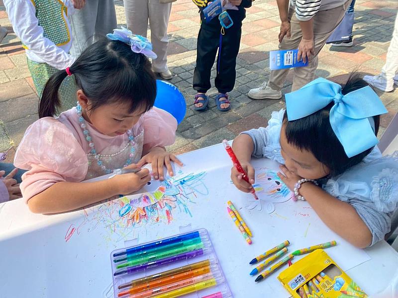 小朋友在象徵路竹地名的「鹿」與「竹」圖畫版上發揮創意塗色。