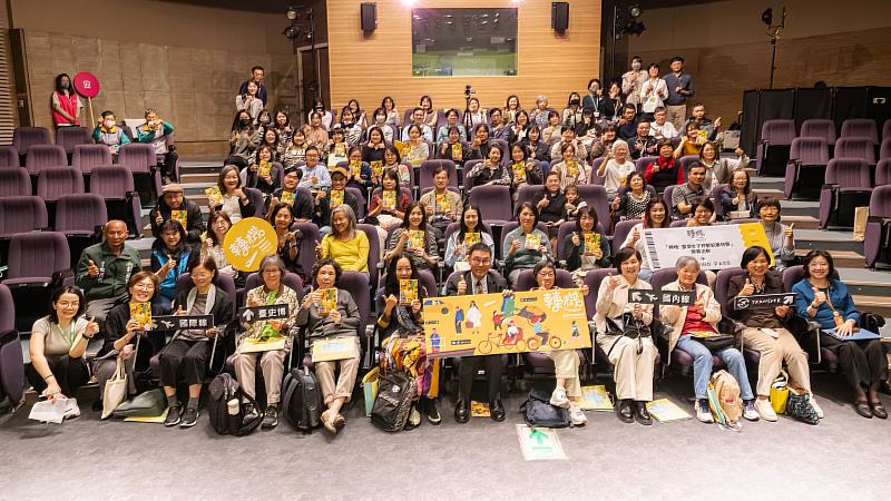 臺史博館長張隆志（第1排中）與出席貴賓全體合影。