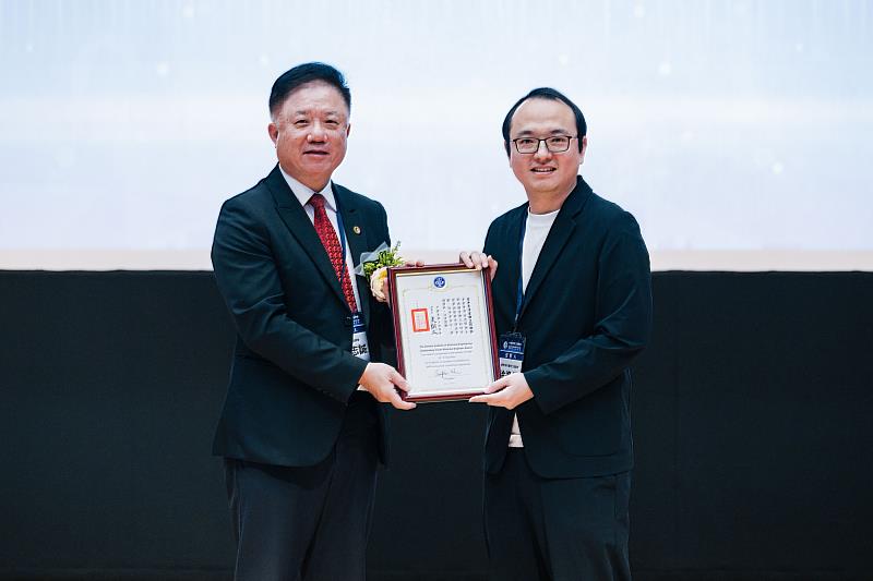 元智大學資工系徐逸懷(右)助理教授獲中國電機工程學會優秀青年電機工程師獎。