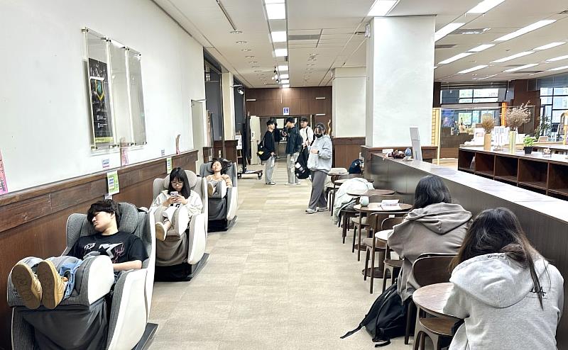 暨大圖書館「按摩椅」圈粉無數，需要預先登記排隊使用，很受歡迎。