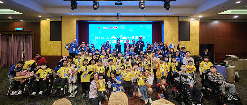 上排由中至右,Make-A-Wish Taiwan喜願協會徐祥珍執行長、耐斯企業股份有限公司日化生技研究所周維文所長、劍湖山渡假大飯店陳冠錫協理、劍湖山世界主題樂園高銘鑕協理。「喜願家庭日」活動中,來自全台的重症家庭於午宴時間齊聚交流,共享相聚時刻。