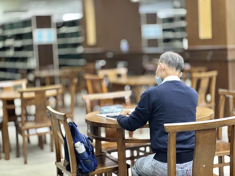 「第三人生大學」的長者學員認為，在寬敞明亮且充滿書香的暨大圖書館閱讀，本身就是一種享受。