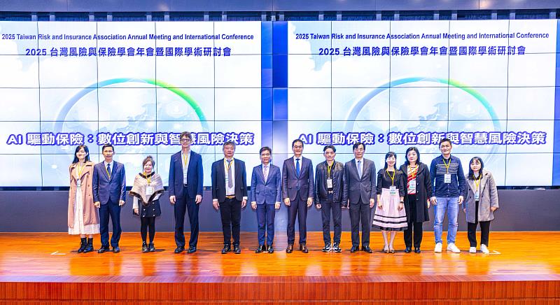 產業界代表及與會貴賓們一同上台合影留念。（圖／淡江大學提供）