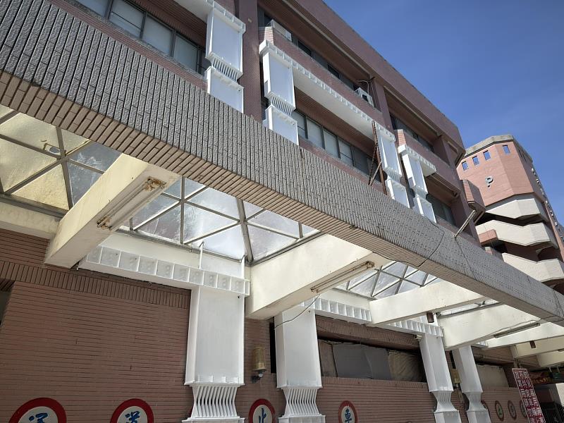 仁德市場鋼結構搭配制震壁完成照