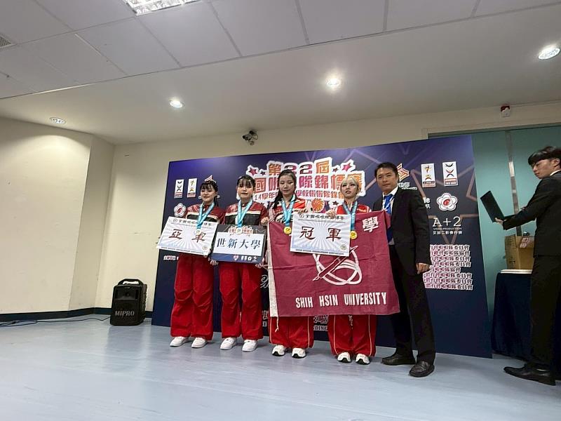 嘻哈雙人大專女生組，世新包辦冠亞軍。（世新大學提供）