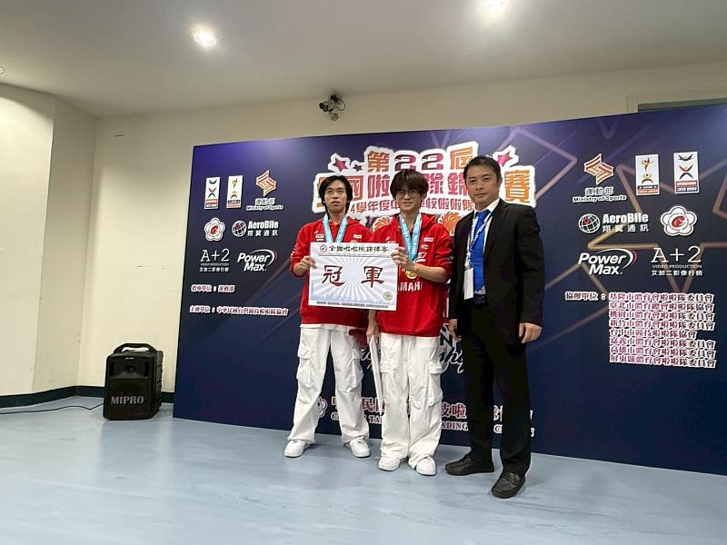 嘻哈雙人大專男生組,世新傳管系呂理育、公廣系阮宥翔奪冠。(世新大學提供)