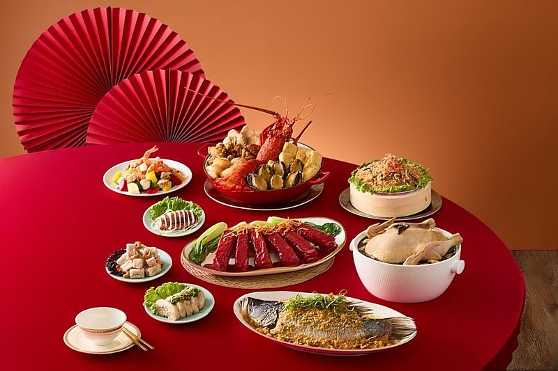 莆田御膳海陸星饗宴，有龍蝦搭配鮑魚、排骨酥等奢華海陸盆菜，還有年節必吃御饌蒜蓉蒸鱸魚，超級澎派。