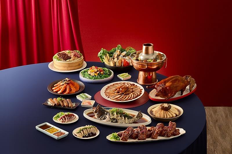 享鴨金鴨報喜百匯宴,內含琥珀酥皮烤鴨、玫瑰醇香醉大蝦、臘味櫻香糯米糕等9道餐點,份量十足。