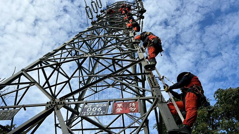 新北消防與台電交流電塔實戰訓練