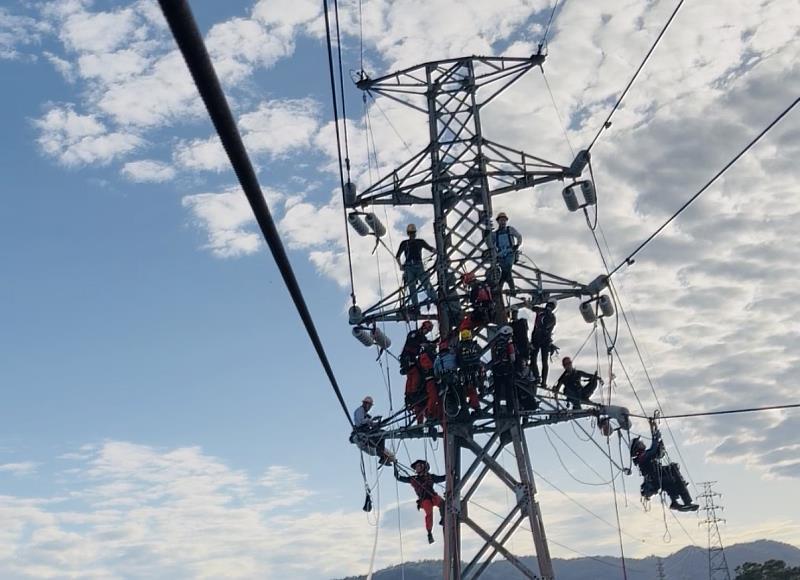 新北消防與台電交流電塔實戰訓練