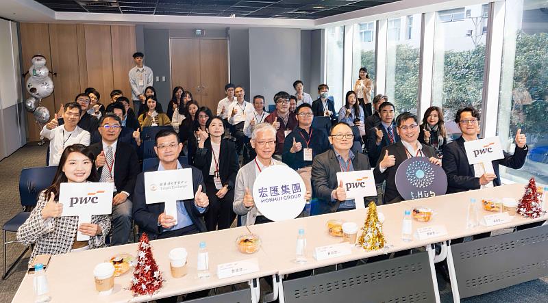資誠聯合會計師事務所審計服務會計師胡智華(前排左起)、證券櫃檯買賣中心新創發展部研究員曹國榮、t.Hub內科創新育成基地執行長蘇拾忠、資誠聯合會計師事務所創新創業服務主持會計師顏裕芳、台北市電腦公會副總幹事賴荃賢、資誠聯合會計師事務所創新創業服務協理白淵凱與全場來賓於Pitching Wednesday-早安新創投資媒合會合影。