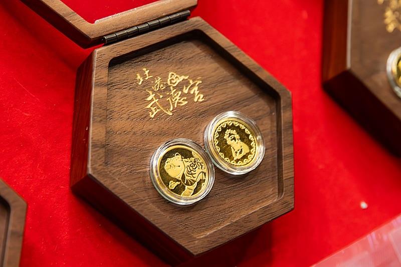 即日起到2026年2月8日期間，只要認購「王品嚴選」公益年菜組，登錄發票即有機會抽中價值高達8,300元的「武德宮財虎純金紀念金幣+木盒組合」。