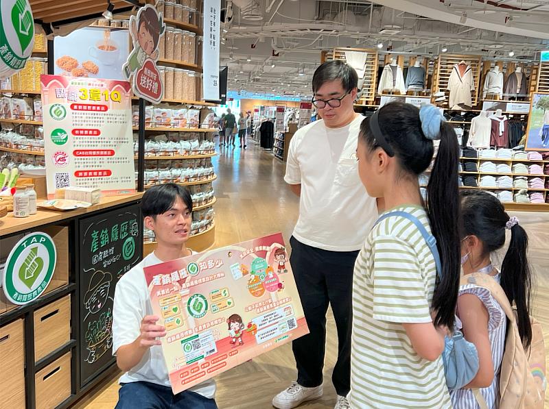 產銷履歷美食小偵探活動現場與消費者問答互動。