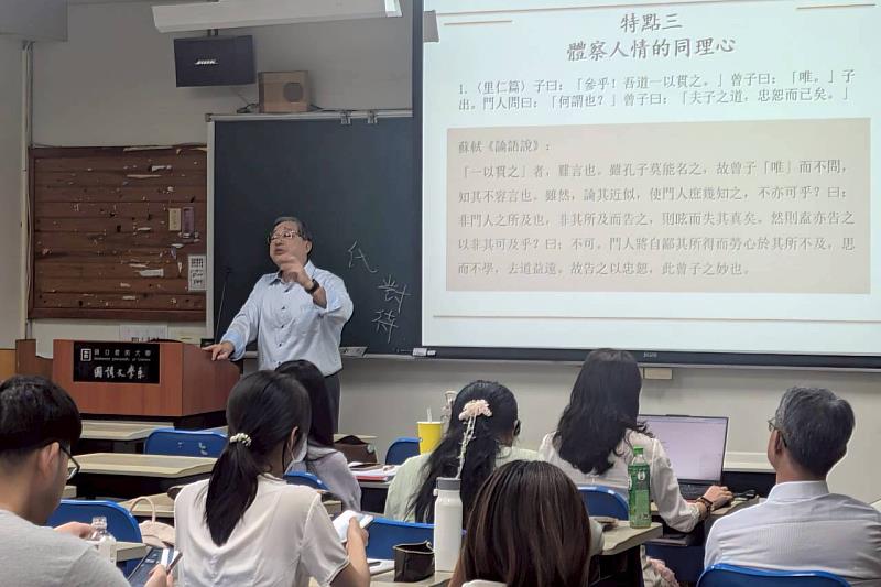 張曉生教授於南大講座中說明《論語說》重視體察人情的同理心，引導師生從生命經驗理解經典。