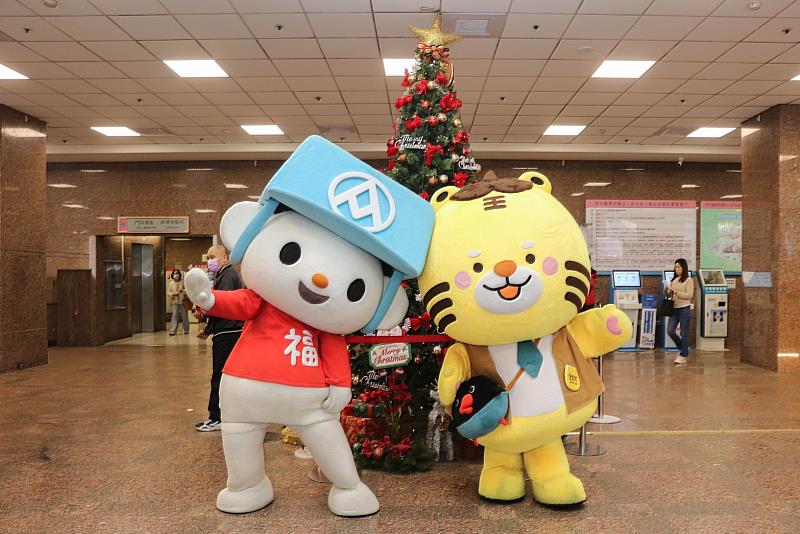 全聯最萌人氣主角「福利熊」,攜手全支付吉祥物「虎利」參加由新光醫院主辦的耶誕關懷活動,用笑容陪伴病童歡度佳節。