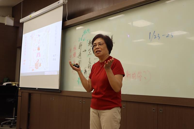 南大管理學院EMBA邀請王肇芬老師於策略管理課程中，分享呼吸與靜心調適經驗。