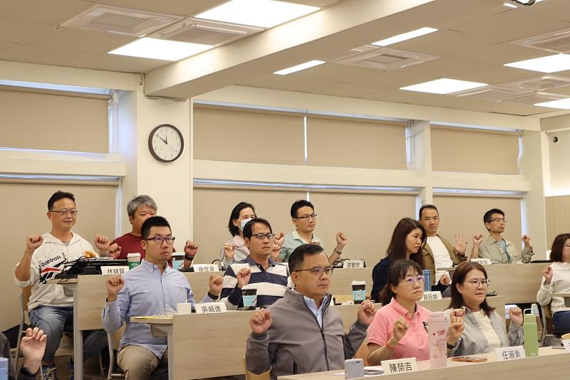 南大EMBA師生實際體驗風箱呼吸法，在課堂中進行身心調適練習。