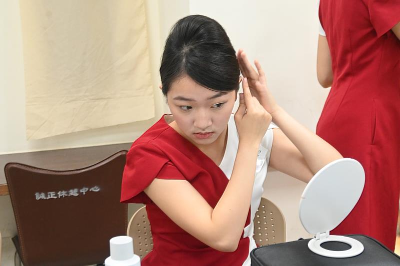 南大親善大使團透過進階妝髮課程，實作學習專業彩妝與法式包頭技巧。