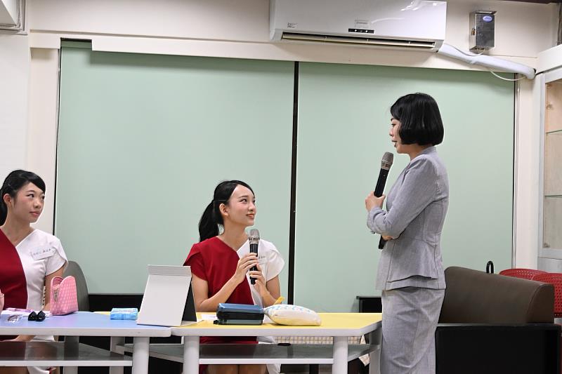 講師示範法式包頭造型要領，協助南大親善大使團成員掌握正式接待的專業形象。