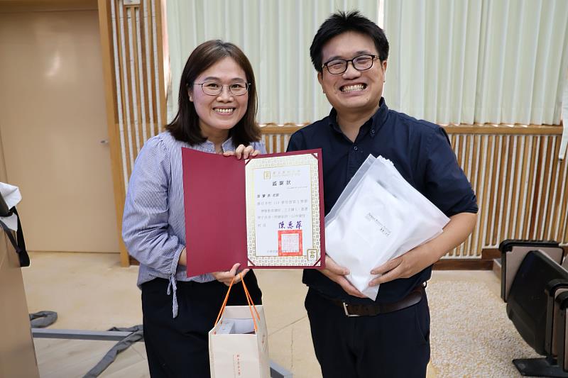 南大博雅講座中，授課教師吳明錡致贈感謝狀，感謝黃蘭燕主任蒞校分享博物館觀察與實務經驗。