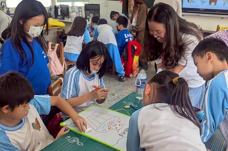 南大學生以互動實作方式，引導篤加國小學童認識食品安全與防疫觀念。