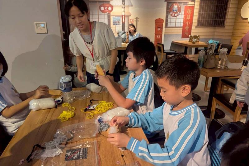 南大學生於黑橋牌香腸博物館帶領篤加國小學童進行手作DIY，深化食安學習體驗。