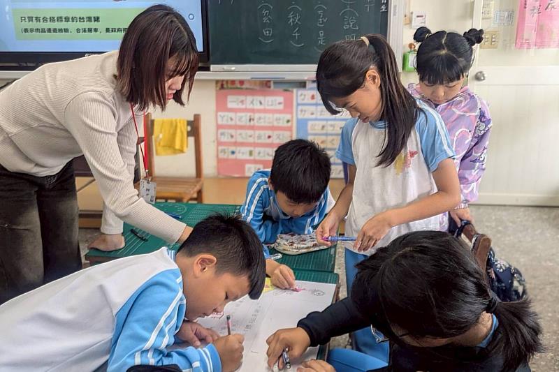 南大USR實作場次於七股國小辦理，帶領20位篤加國小學童參與分組學習活動。