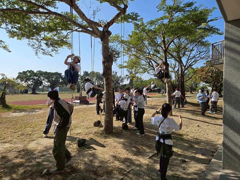 南大教育學系師資生實際參與攀樹體驗課程，從行動中理解「知樹、親樹、護樹」的教學理念。