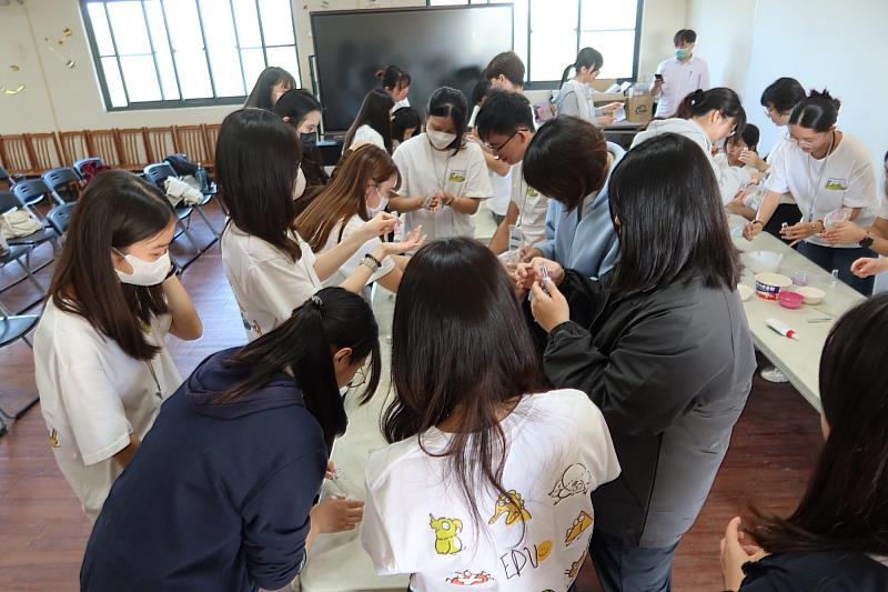 南大教育學系師資生與光復實小師生共同製作在地彩鹽星罐，體驗結合地方文化與生活經驗的課程實作。