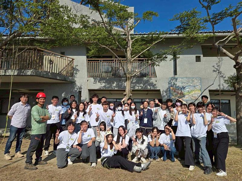 南大教育學系師資生於光復生態實驗小學體驗攀樹課程，透過戶外教育實作認識生態與教學引導方式。