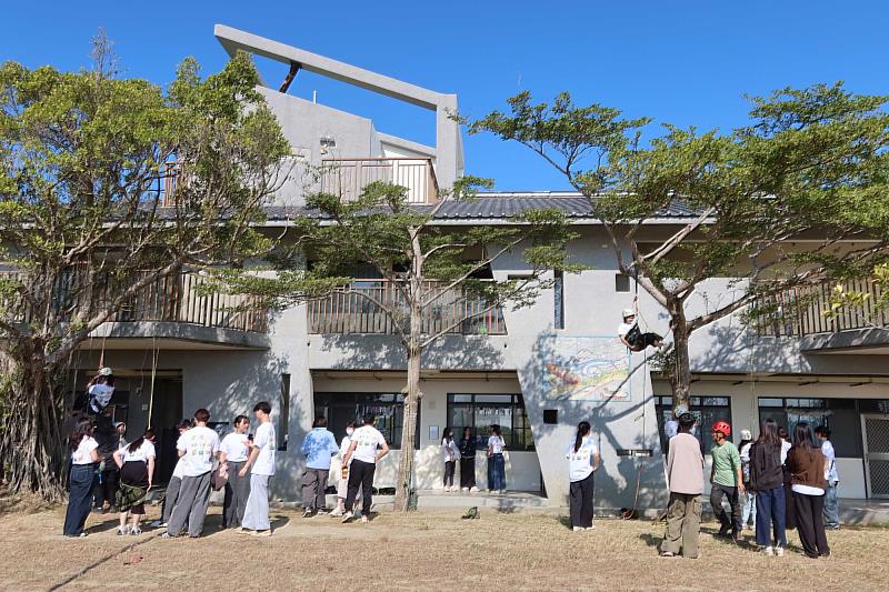 南大教育學系師資生於戶外教育課程中進行攀樹體驗，感受課程如何結合生態知識與學習歷程設計。