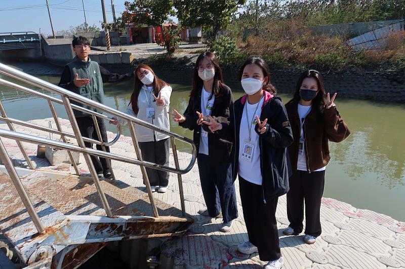 光復實小半年實習的南大學長向教育學系師資生說明潮汐變化與校園生態，分享課程設計與教學經驗。