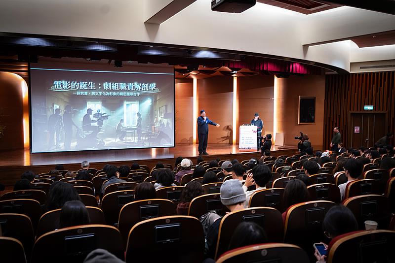 現任新竹市文化局王翔郁局長擔任引言貴賓，肯定文化大學多年來孕育眾多傑出校友，並指出校友黃信堯是其中極具代表性的一位。