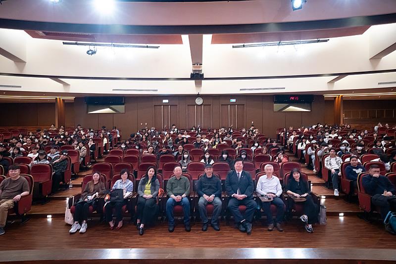 文化大學校友、《大佛普拉斯》導演黃信堯與師生近距離交流，鼓勵同學培養感受力，演講結束後與師生合影留念。