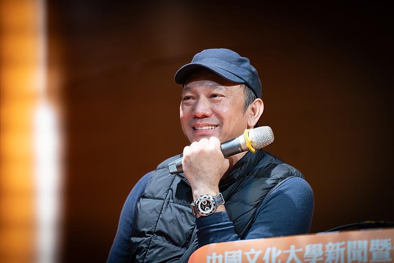 文化大學邀請校友、《大佛普拉斯》導演黃信堯返校，於《鄭貞銘教授傳播與人文社會大師講座》中分享創作歷程與觀察世界的視角。