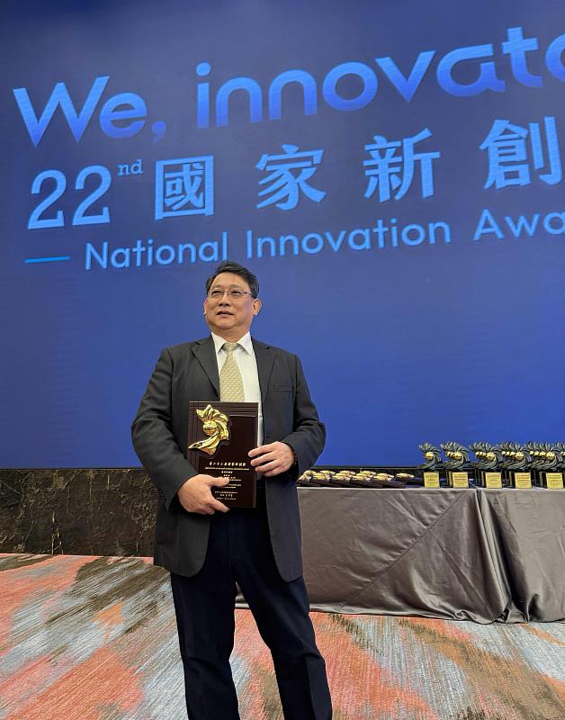 T-SoX「導入精準運動處方之智慧化健康促進系統」發明人長庚大學王鐘賢特聘教授代表領獎。