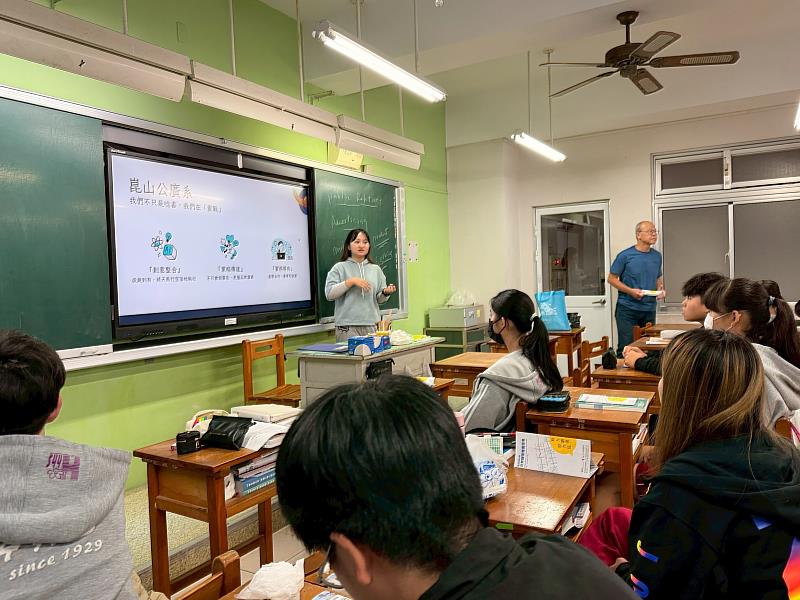 公廣系畢製總召蔡依紋於光華高中高中部分享實務經驗。