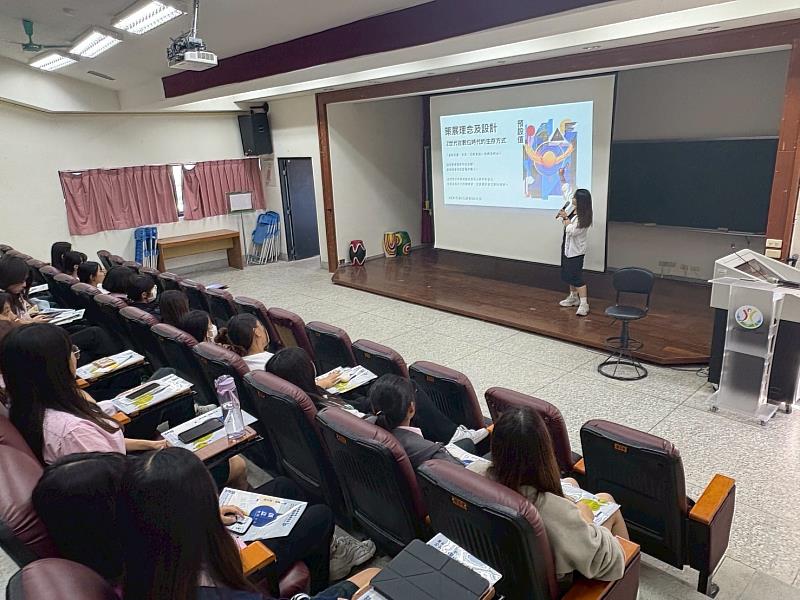 公廣系畢製至屏北高中商業服務學程入班宣導。