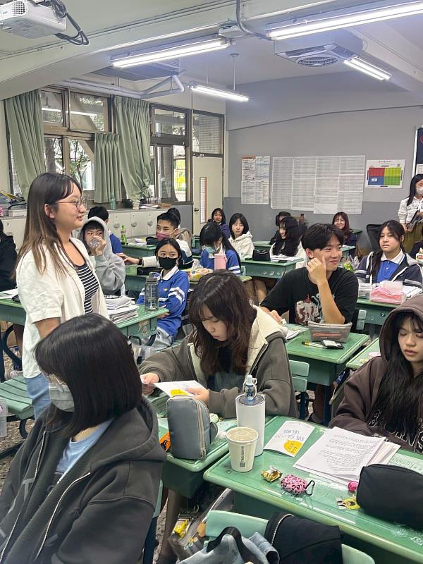 公廣系畢製總召蔡依紋於中華藝校多媒體動畫科分享策展經驗。