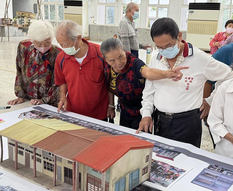 居民指著龍崎老街模型，回顧過往街屋用途與日常活動。