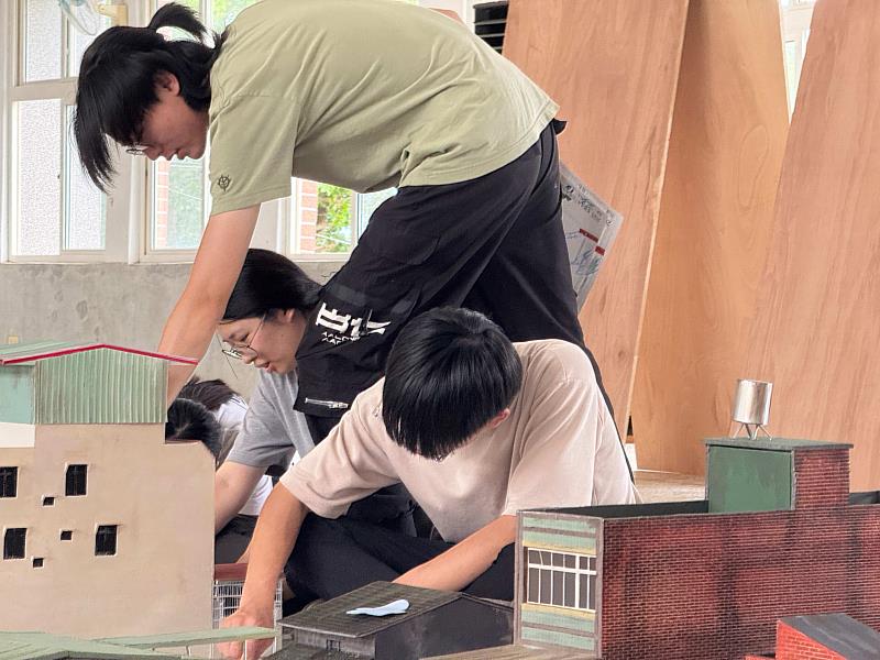 學生參與展場佈置，協助呈現地方生活記憶。
