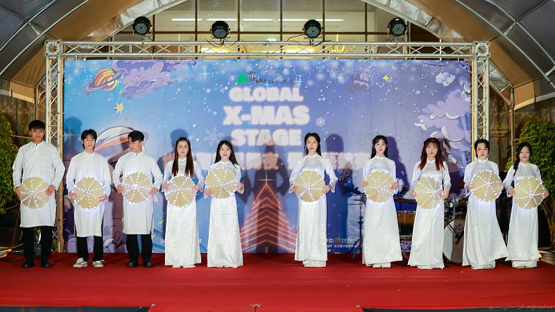 學生帶來越南舞蹈，展現多元文化魅力。