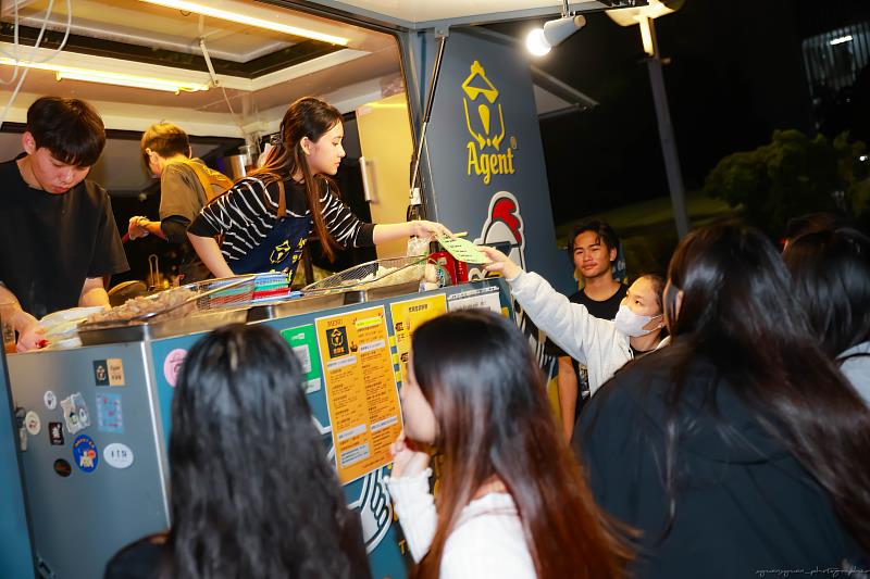 多輛餐車進駐會場，現場美食選擇豐富。